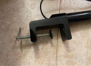 Lampada da tavolo flessibile con morsetto