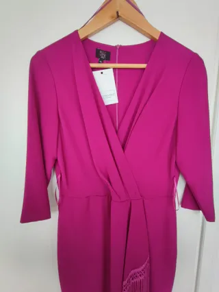 Traje de boda fucsia/morado con flecos.