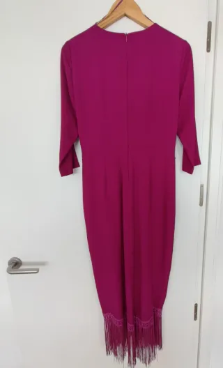 Traje de boda fucsia/morado con flecos.