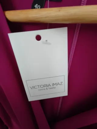 Traje de boda fucsia/morado con flecos.