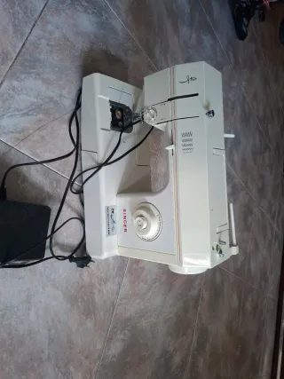 Máquina de coser Singer beige