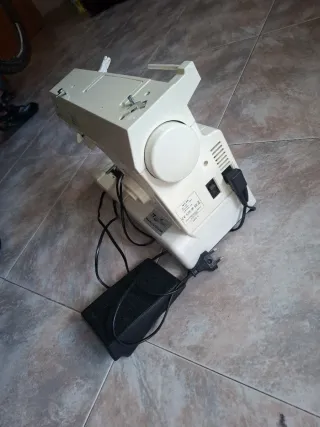 Máquina de coser Singer beige