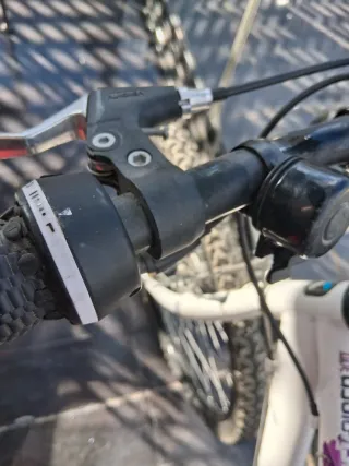 Bicicleta de señora con casco