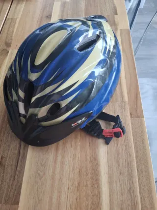Bicicleta de señora con casco