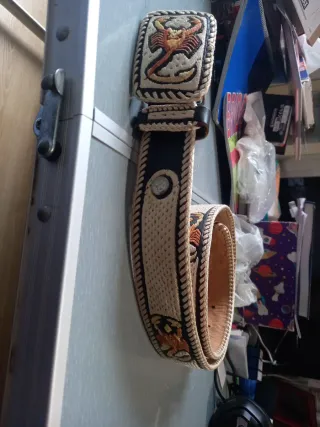 Cinturón con bordados de escorpión