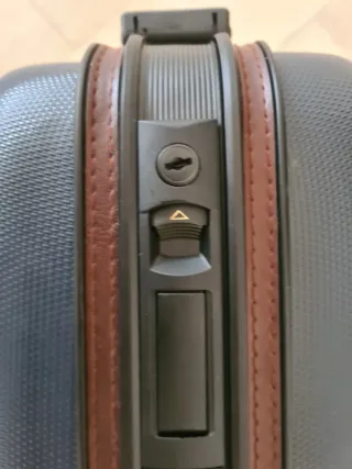 Valigia da viaggio grigio e marrone