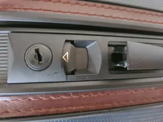 Valigia da viaggio grigio e marrone