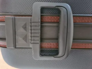 Valigia da viaggio grigio e marrone