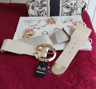 Cinturón beige elástico hebilla dorada