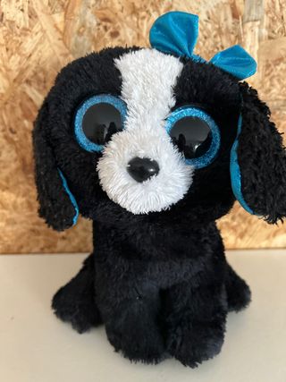 Peluche perro negro y blanco con lazo