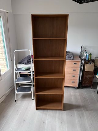 Estantería de madera marrón