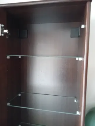 Vitrina de madera y cristal