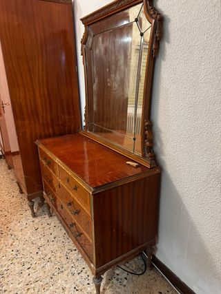 Tocador de madera con espejo biselado