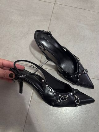 Tacones negros destalonados con adornos