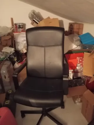 Silla de despacho negra metálica