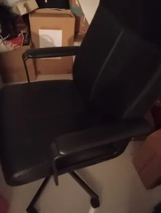 Silla de despacho negra metálica