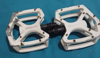 Pedales ONOFF blancos