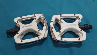 Pedales ONOFF blancos