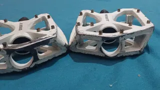 Pedales ONOFF blancos