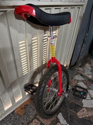 Monociclo rojo con asiento negro