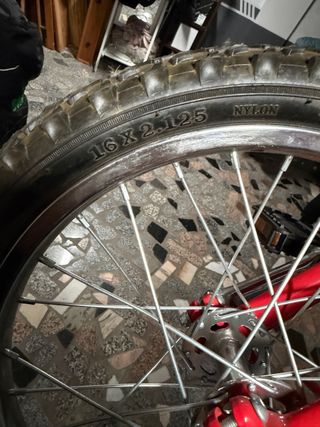 Monociclo rojo con asiento negro