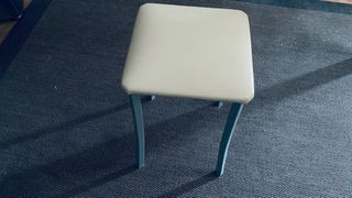 Mesa de cocina blanca y gris