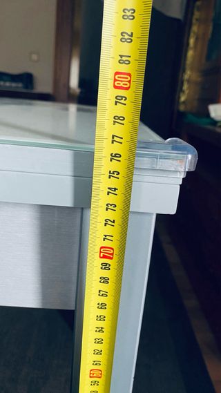 Mesa de cocina blanca y gris