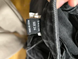 Pantalón vaquero negro roto