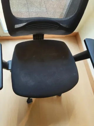 Silla de oficina básica negra (usada)