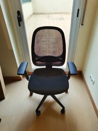 Silla de oficina básica negra (usada)