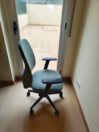 Silla de oficina básica negra (usada)