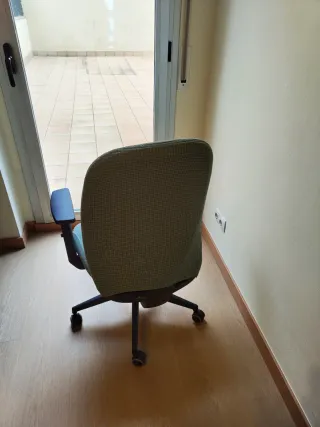 Silla de oficina básica negra (usada)