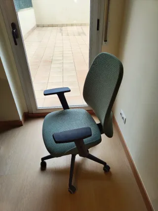 Silla de oficina básica negra (usada)