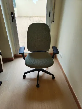 Silla de oficina básica negra (usada)