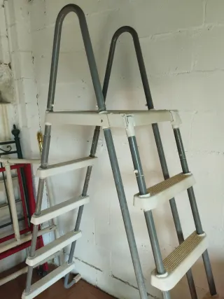 Escalera piscina metal y plástico