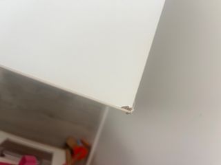 Cómoda infantil blanca con detalles rosas