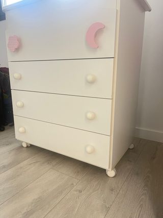 Cómoda infantil blanca con detalles rosas