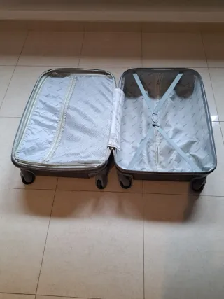 Maleta de viaje gris y negra