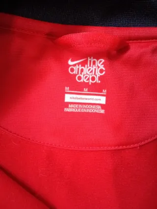 Chaqueta deportiva Nike roja y negra