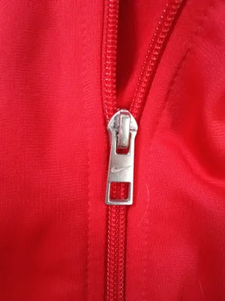 Chaqueta deportiva Nike roja y negra