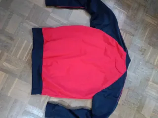 Chaqueta deportiva Nike roja y negra