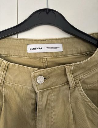 Pantalón cargo Bershka verde oliva