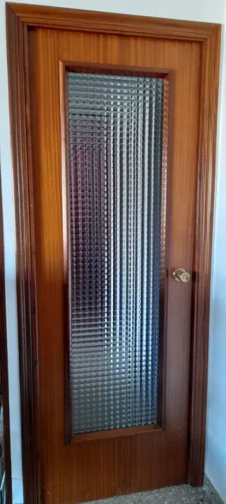 Puertas de madera (5 normales, 3 con vidrio)