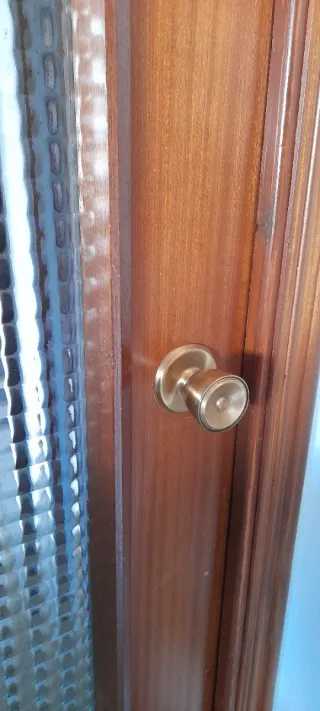 Puertas de madera (5 normales, 3 con vidrio)