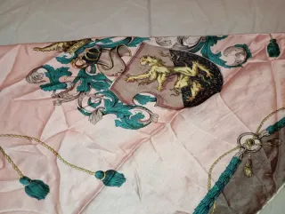 Pañuelo de seda con escudo