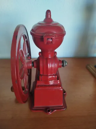 Molinillo de café antiguo rojo