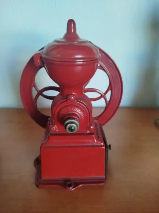 Molinillo de café antiguo rojo