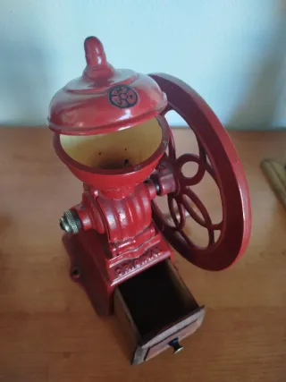 Molinillo de café antiguo rojo