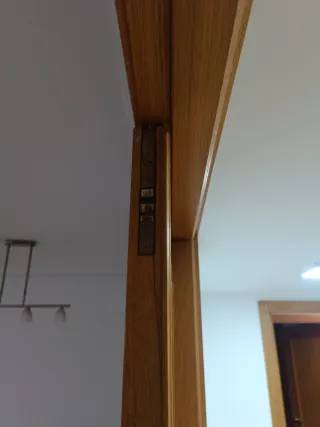 Puerta doble de madera con cristal