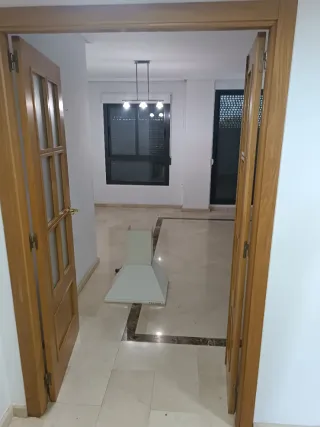 Puerta doble de madera con cristal